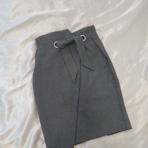 H&M Black and White Houndstooth Pencil Skirt with Grommet Tie